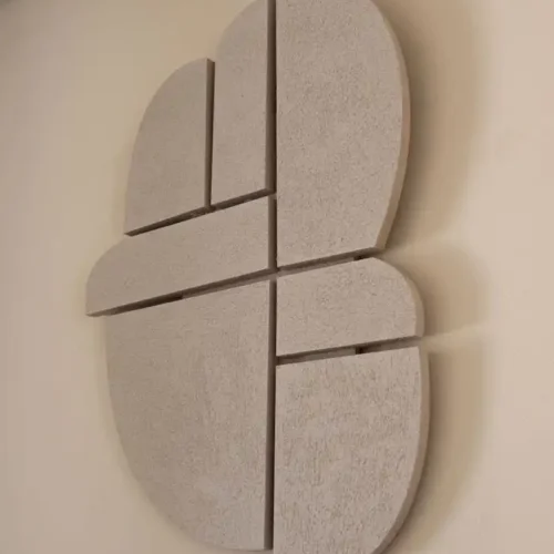 Tableau 3D blanc en relief fait main à accroché dans un mur beige