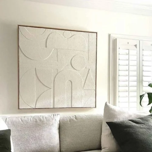 Tableau texturé géométrique 3D moderne encadré en bois de chêne dans un salon.